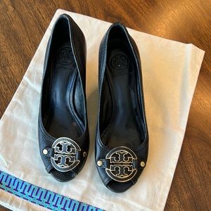 Tory Burch 8 Amanda Wedge Heel Peep Toe Pump in Black Pebbled Leather